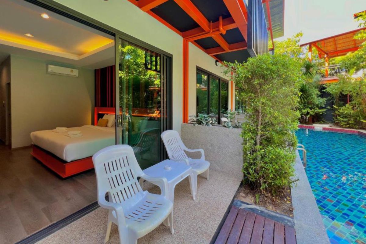 Deluxe Room with Pool Access Outside